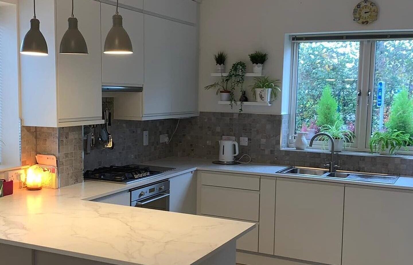 Alaska Handleless Kitchen in White Grey with Veneto Marble Worktop ...