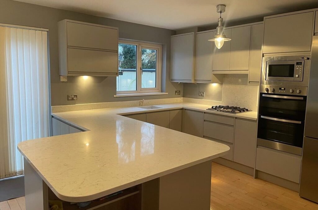 Arena Handleless Light Grey Kitchen with Robson Oak & Perlino Quartz Finishes