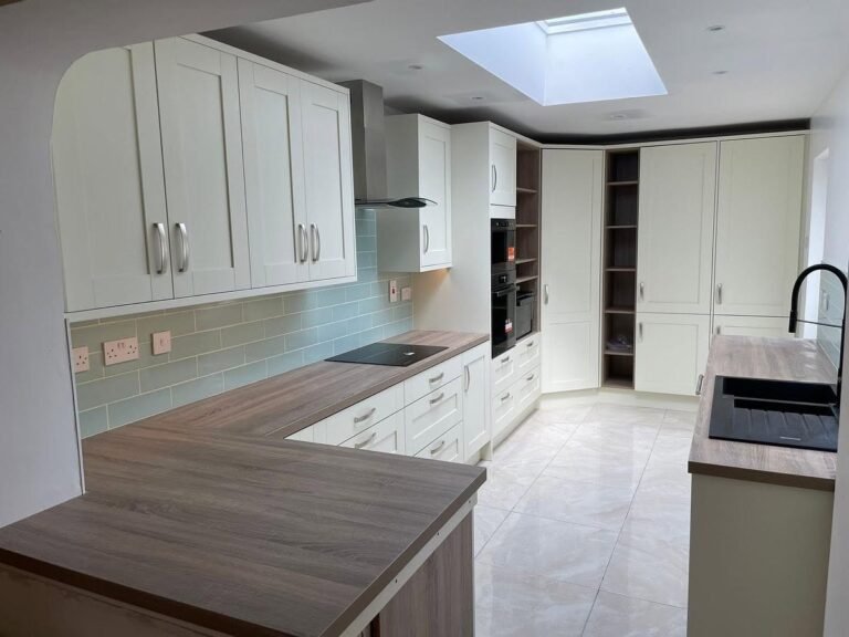 White Shaker U-Shaped Kitchen with a Peninsula in Dundrum, Dublin